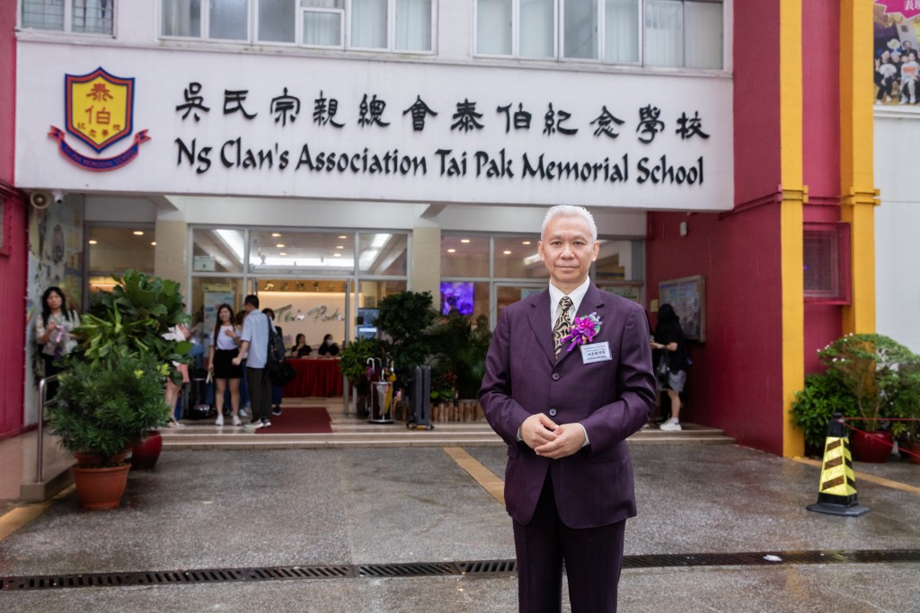 杜爵⼠因認同泰伯教育理念,決定化身「白武⼠」注資泰伯。 杜爵⼠因認同泰伯教育理念,決定化身「白武⼠」注資泰伯。