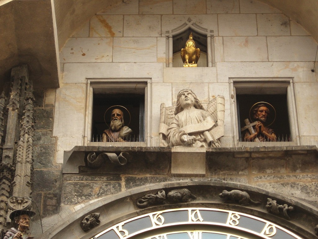 天文鐘面上的小窗是「行走的使徒」，每小時都有十二門徒雕塑從小窗出現，隨鐘聲轉動；