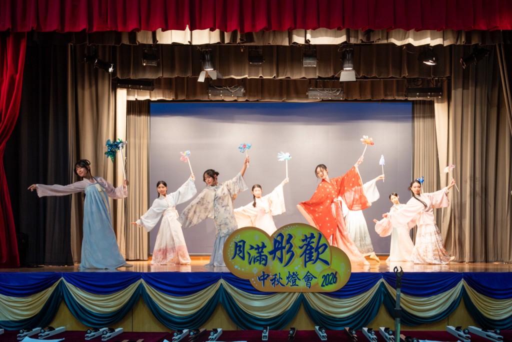 中国舞校队表演「澜起鱼游」,手持学生创作的环保鱼灯翩翩起舞。 中国舞校队表演「澜起鱼游」,手持学生创作的环保鱼灯翩翩起舞。