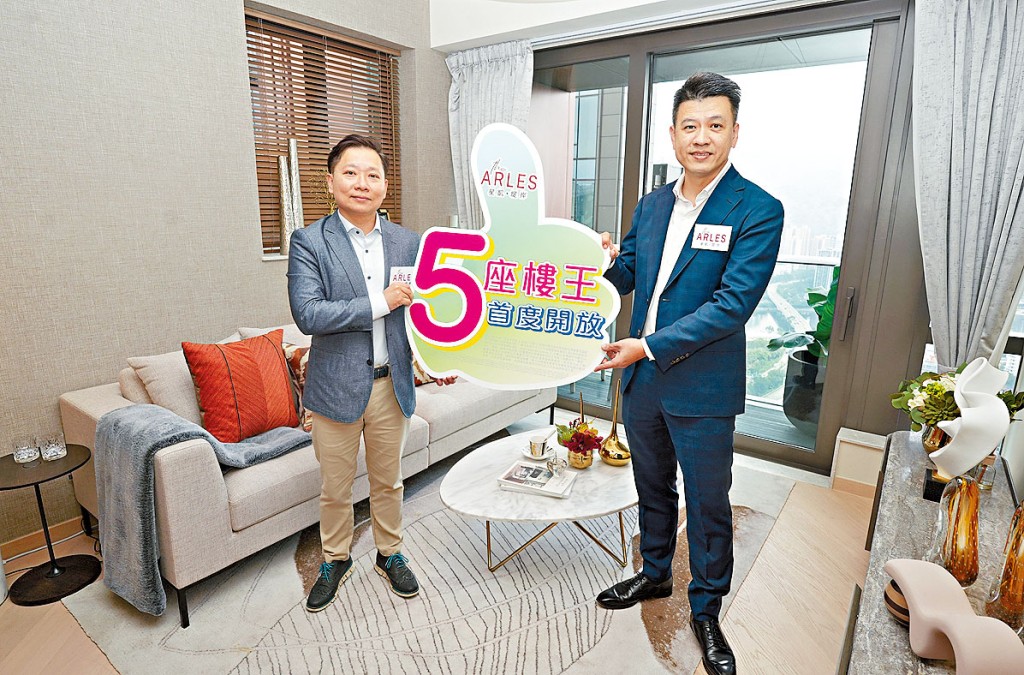 中洲置業楊聰永（右）表示，星凱．堤岸將於24小時內更新價單。旁為符錫龍。