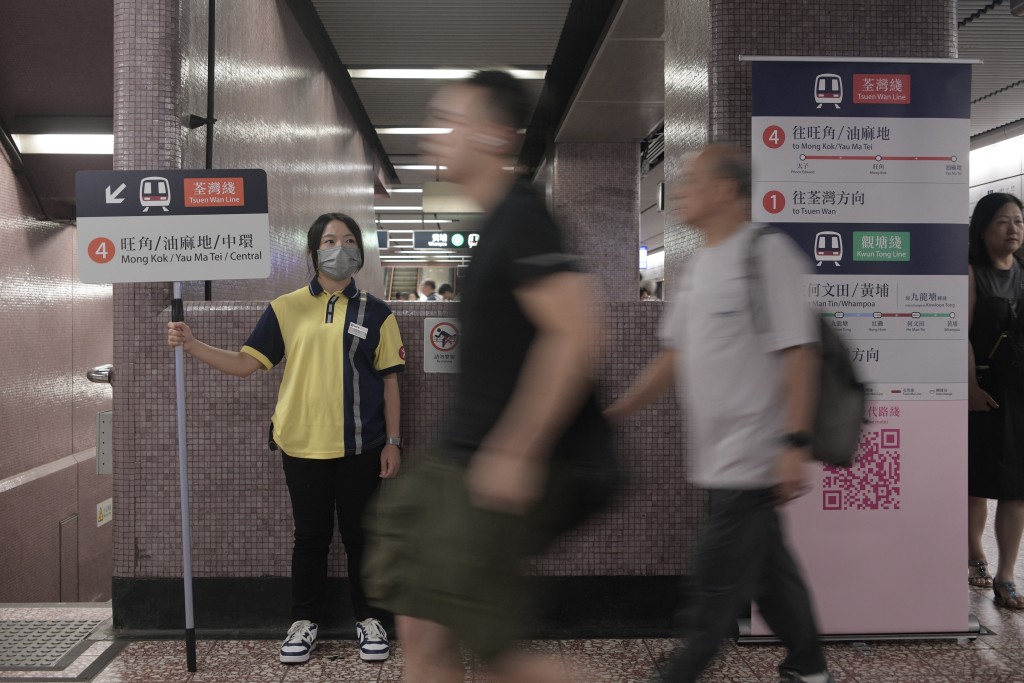 港铁会在本周日动员1000名职员及承办商人员在相关车站及巴士站协助乘客。资料图片