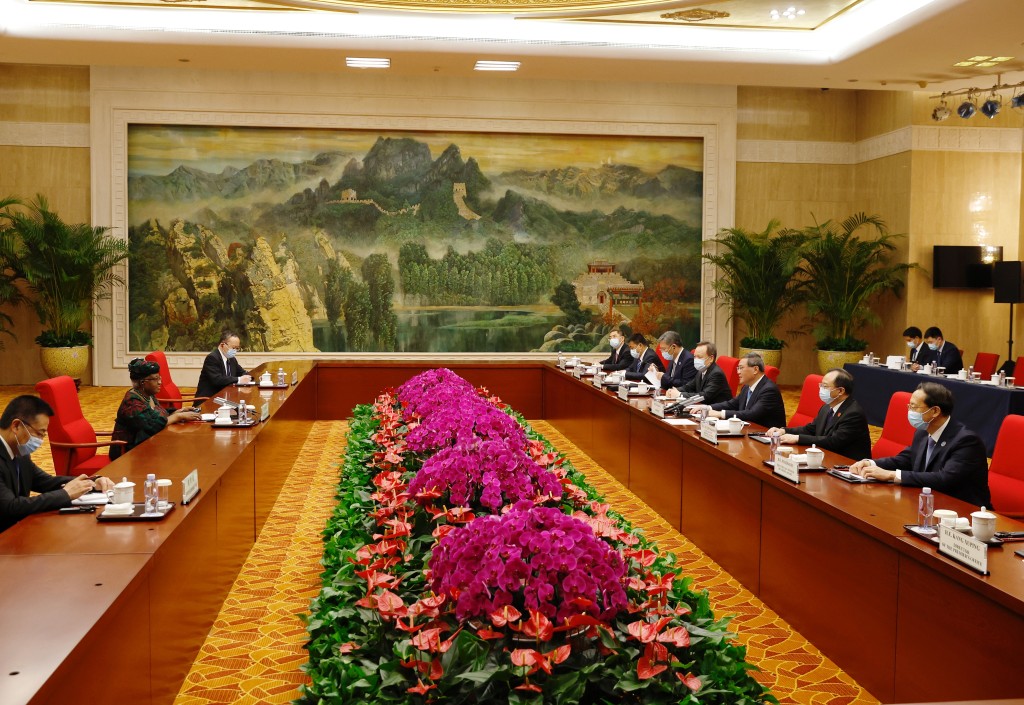 6月26日下午，中国国务院总理李强在天津会见世界贸易组织总干事伊维拉。中新社