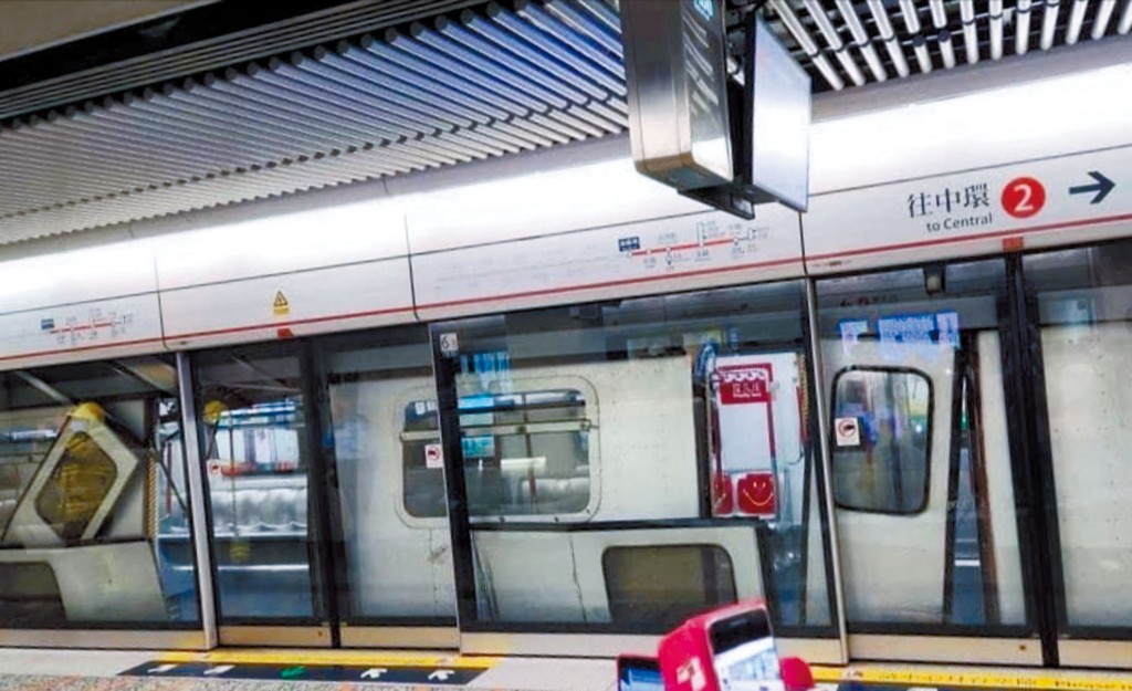 港鐵一班列車昨發生罕見意外,駛至油麻地站時出軌導致車門鬆脫。