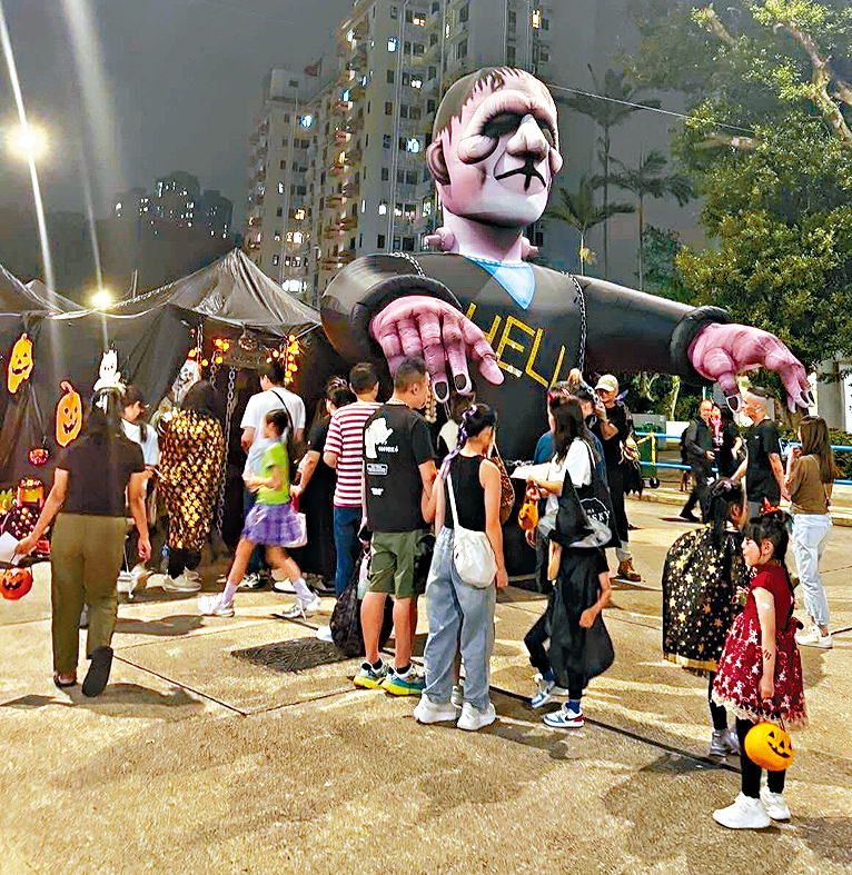 充滿節日氛圍嘅鬼屋。