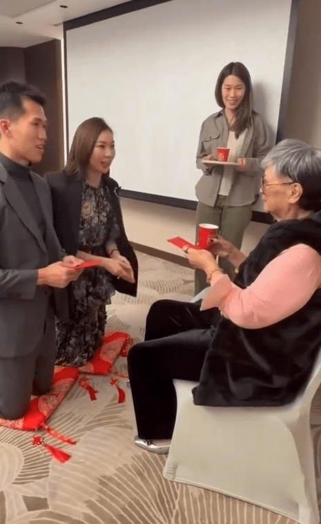 莊思敏結婚向江玉珠敬茶。