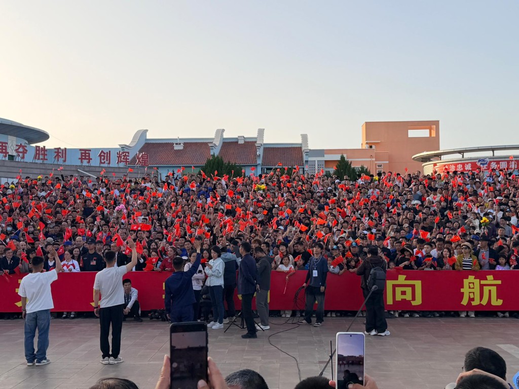 神舟二十三號升空在即。晚上7時許，大批民眾及學生在問天閣出席航天員出征儀式。郭詠欣攝