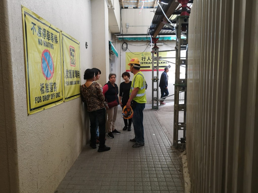 死者多名親友事發後趕到醫院了解梁國峰攝