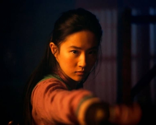 迪士尼的真人電影版《花木蘭》三度延期後,決定取消北美院線發行,而轉戰串流平台。AP圖片