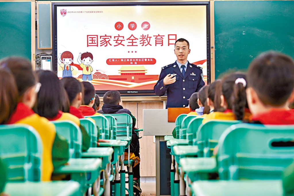 江蘇宿遷市警員昨日給學生講解國家安全知識。