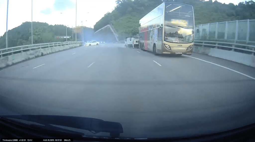 客貨車被猛撞後向右翻側，四輪朝天由左4線滑行至左1線，再撞向路邊石壆。