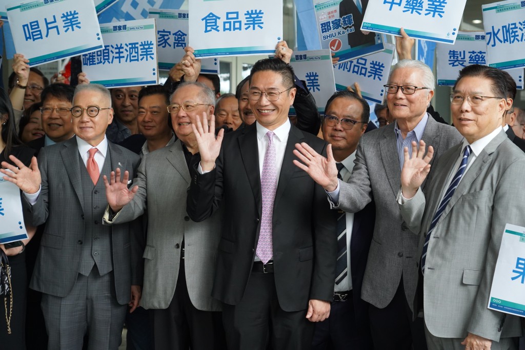 邵家輝感謝自由黨及業界支持陪同報名。 邵家輝感謝自由黨及業界支持陪同報名。