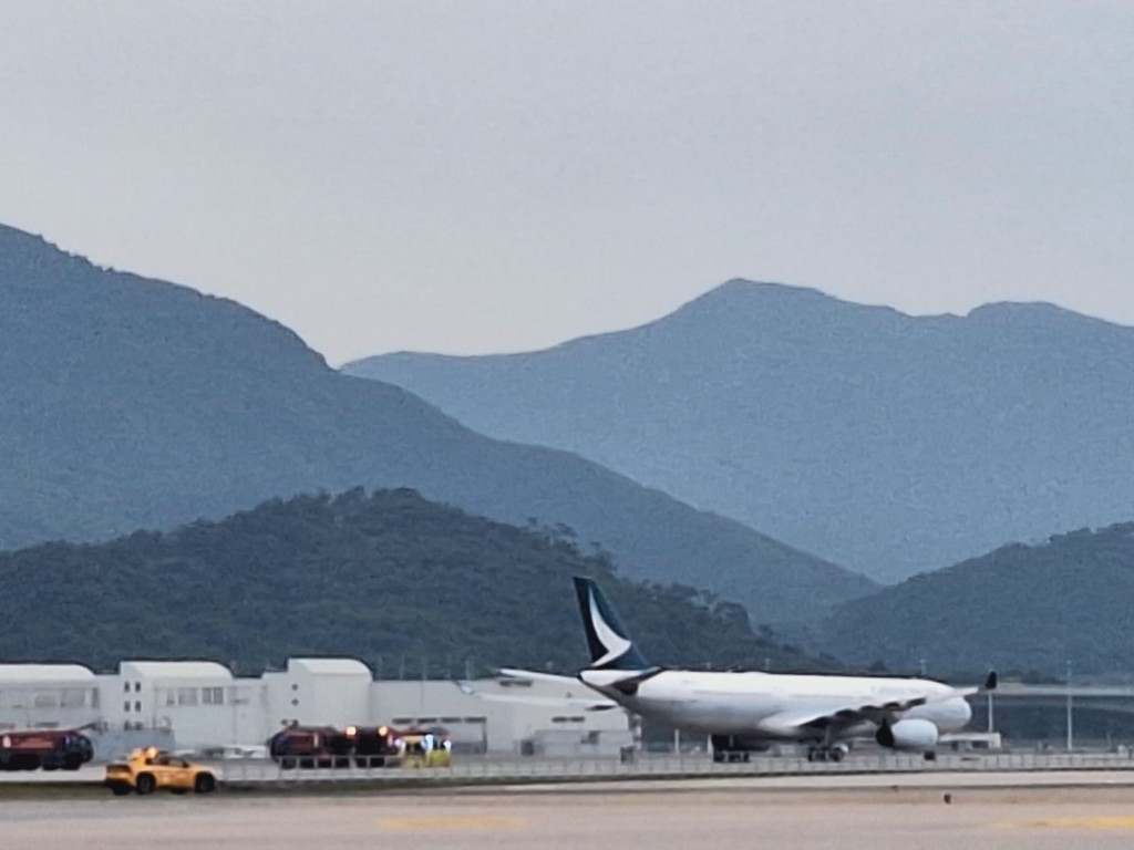 國泰航空一班由香港飛往印尼泗水的航機,在跑道滑行準備起飛時,機輪一度冒出火花,多輛消防車到場戒備。網上圖片 國泰航空一班由香港飛往印尼泗水的航機,在跑道滑行準備起飛時,機輪一度冒出火花,多輛消防車到場戒備。網上圖片