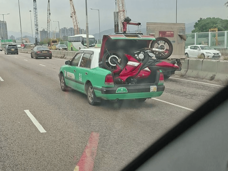 的士车尾箱放置整部电单车。YouTube:车Cam特警 的士车尾箱放置整部电单车。YouTube:车Cam特警