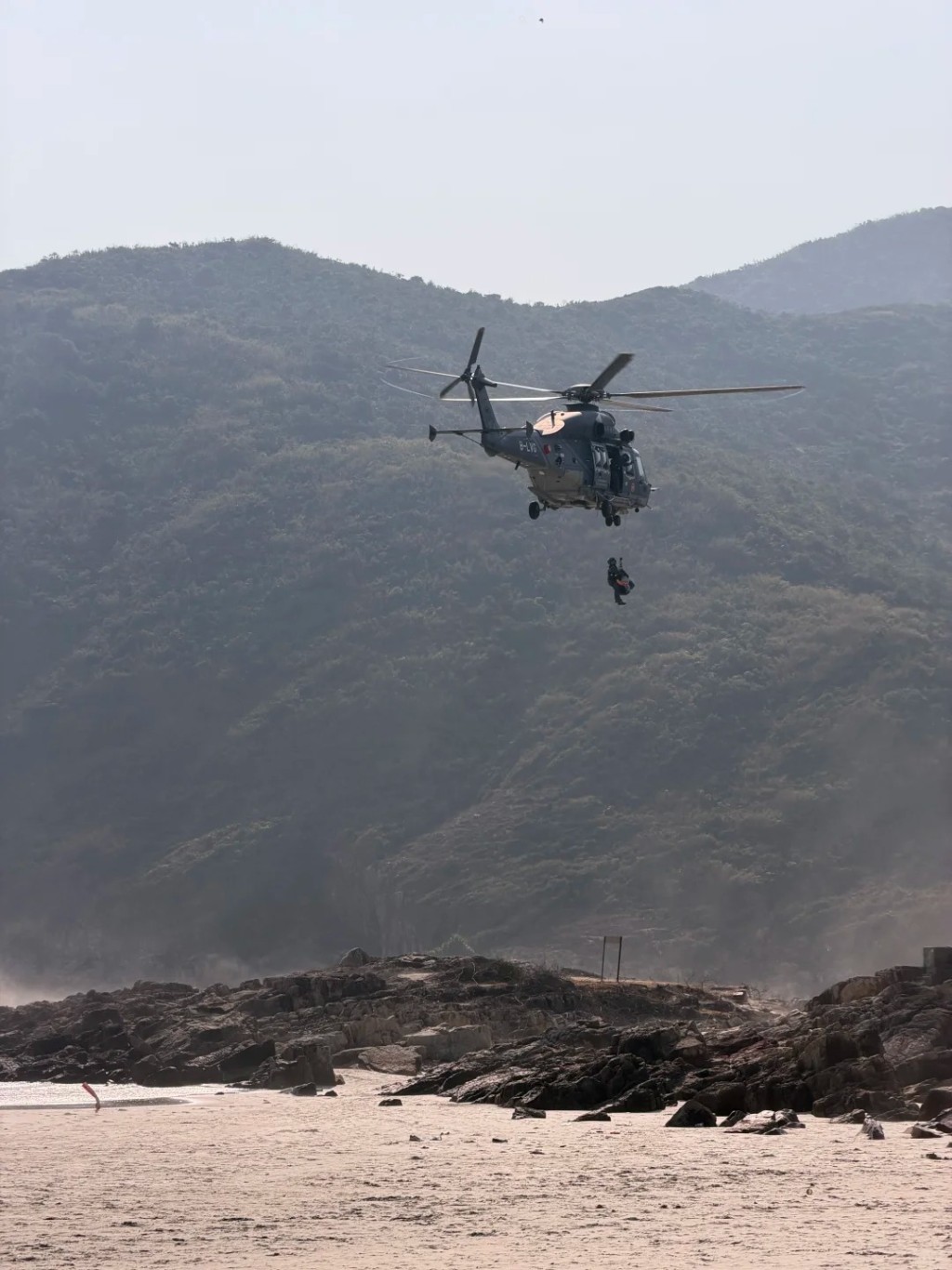 飛行服務隊派出直升機將女事主吊起，並送到灣仔直升機停機坪。小紅書「雷森兔解解」片段截圖