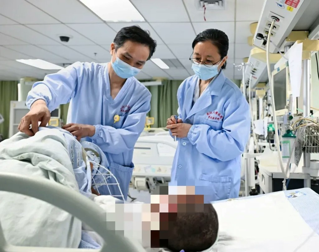 小輝因罕見的毒性表皮壞死溶解症，全身八成皮膚剝落。極目新聞
