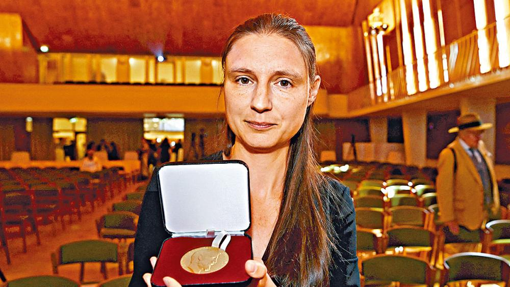 維亞佐夫斯卡展示菲爾茲獎獎章。