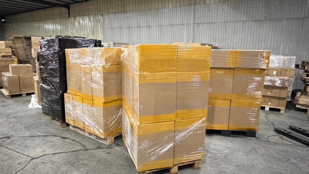 不法分子將大批私煙偽裝成等待轉運的普通貨物。 不法分子將大批私煙偽裝成等待轉運的普通貨物。