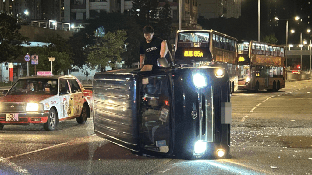 拖車公司職員爬入客貨車檢查。蔡楚輝攝 拖車公司職員爬入客貨車檢查。蔡楚輝攝