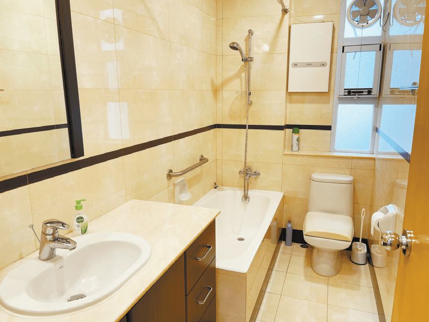 浴室採用米黃雲石設計，顯得較高貴。