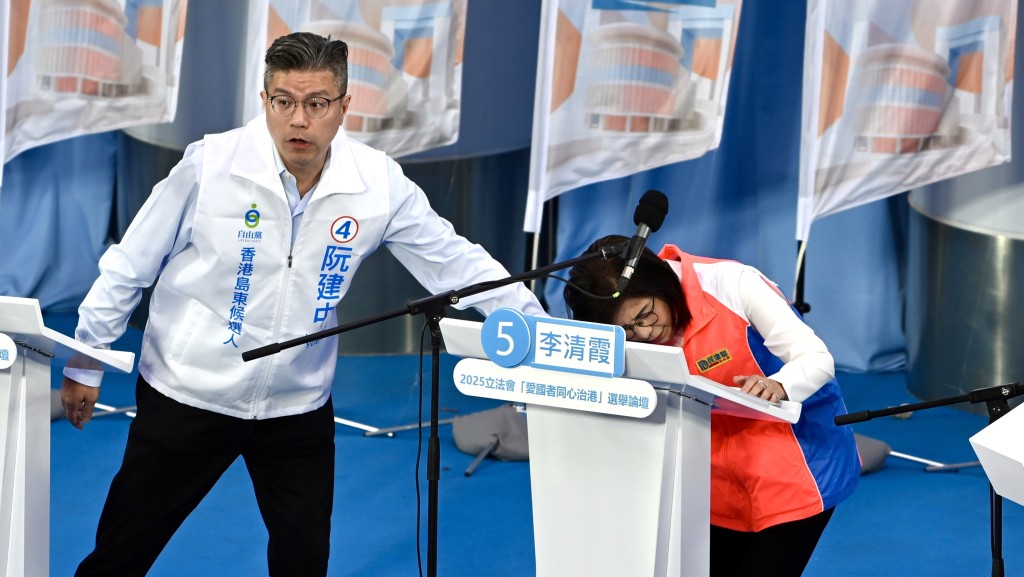 李清霞介紹政綱時,發言約2分鐘後突然感到不適。 李清霞介紹政綱時,發言約2分鐘後突然感到不適。