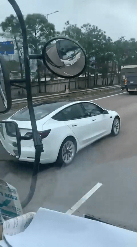 Tesla私家車沿吐露港公路往沙田方向行駛。車cam L（香港群組）FB