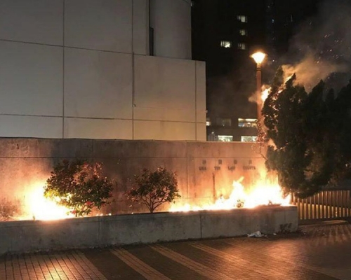 法院門外火光熊熊。