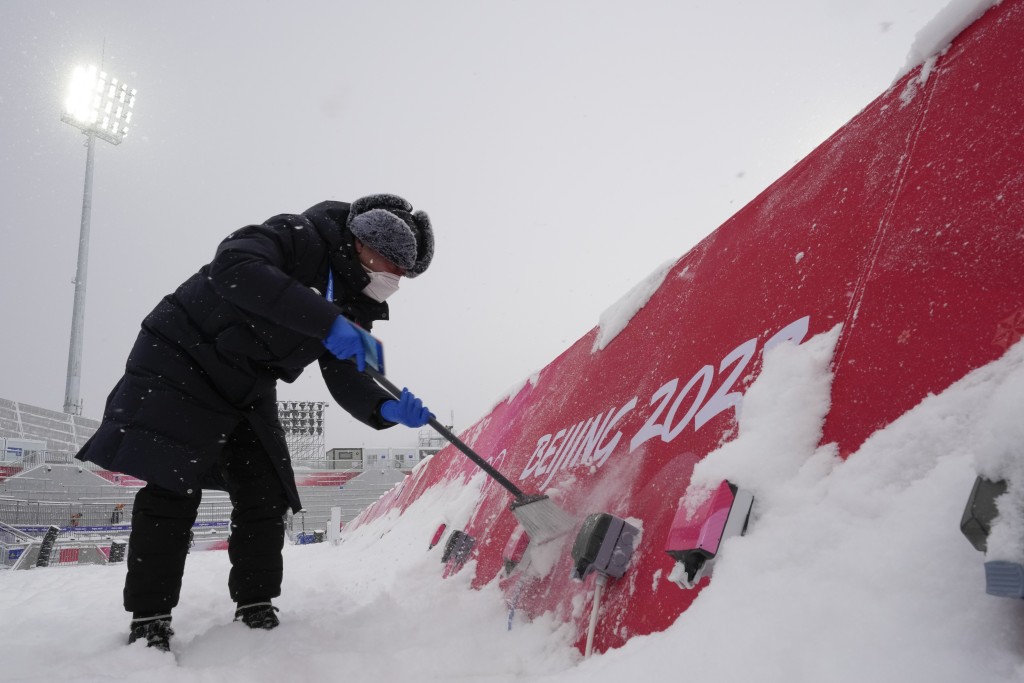 當局已派出上千人清雪。美聯社圖片