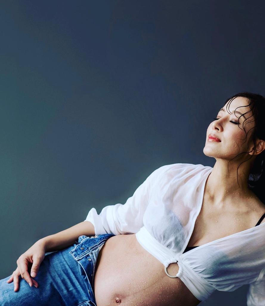 楊茜堯晒去年拍下的性感孕照。