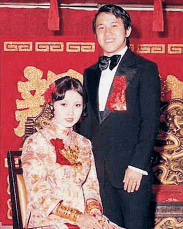 曾志偉與「寶媽」王美華在70年代曾有過一段婚姻，兩人育有三名子女，包括曾寶儀。