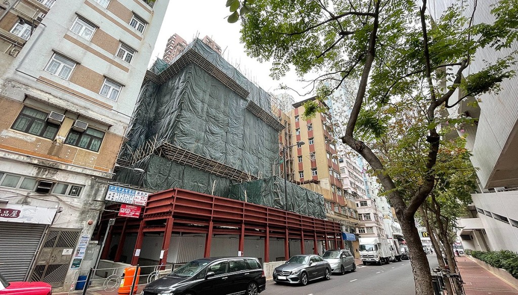 宏安地產於鴨脷洲持有多個舊樓重建項目,其中距離港鐵站最近的當屬鴨脷洲大街120至130號項目,步行約2分鐘即可直達利東站。 宏安地產於鴨脷洲持有多個舊樓重建項目,其中距離港鐵站最近的當屬鴨脷洲大街120至130號項目,步行約2分鐘即可直達利東站。