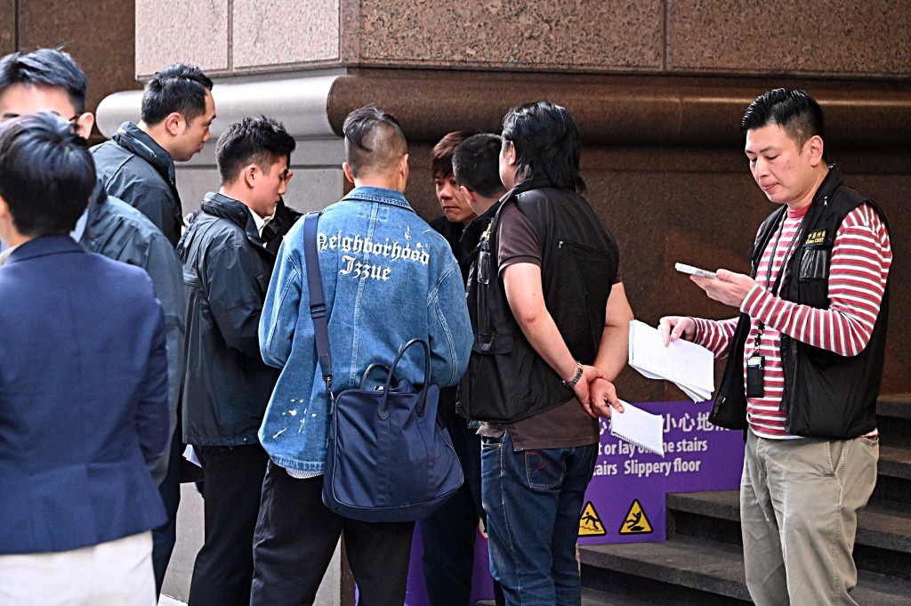 大批探員在場調查。 大批探員在場調查。