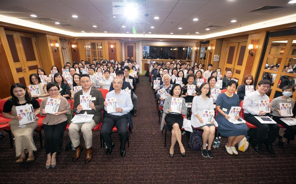 去年10月，冯明穗与研究中心团队出版《照顾者实用资讯手册》，为照顾者提供更全面的资讯。