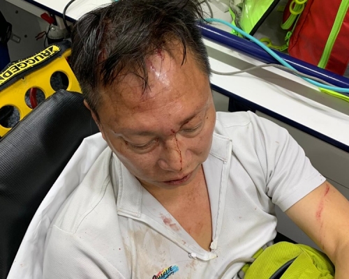 休班警屯門市廣場遭圍毆。網圖