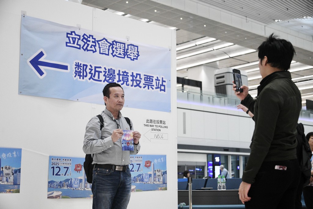 選管會指,選民對新設於港珠澳大橋和機場的鄰近邊境投票站反應正面。 選管會指,選民對新設於港珠澳大橋和機場的鄰近邊境投票站反應正面。