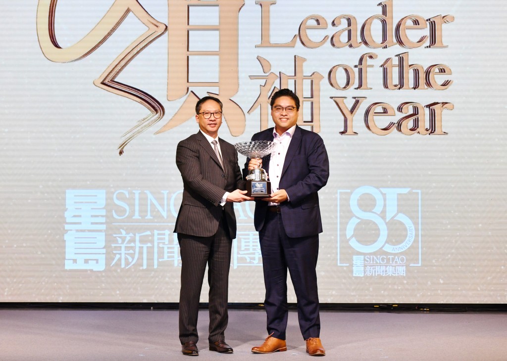 2022年傑出領袖選舉評審委員會主席袁國強頒發「青年企業家」組別獎項。