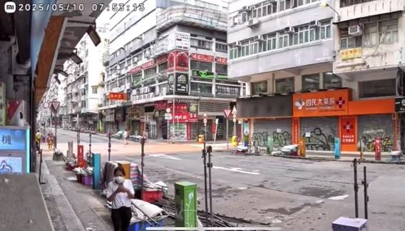 白衣男站在店外睇水。店主提供影片