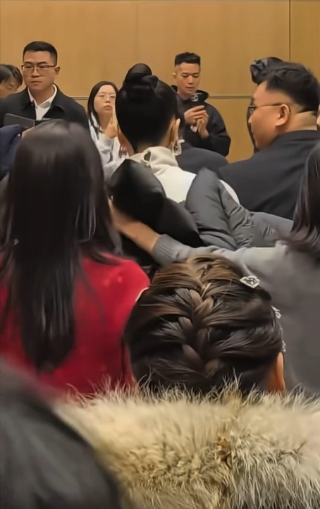 工作人員慌忙為王菲披上羽絨。 工作人員慌忙為王菲披上羽絨。