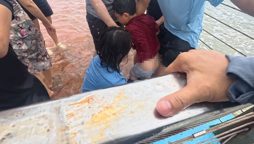 男童被海浪捲出護攔，幸多名旅客合力救回。抖音＠Sky__遠渡
