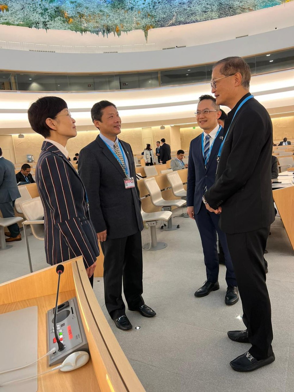 除了出席世界衞生大会的全体会议外，卢宠茂和林文健亦与新加坡衞生部长王乙康（左二）会面。（医务衞生局FB图片）