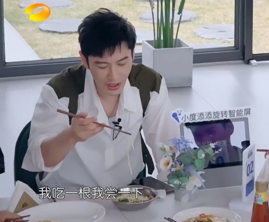 因為怕肥,故只敢食一條麵。