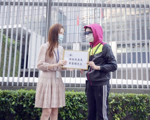 潘母(右)下午向李家超遞信,保安局派員接信。