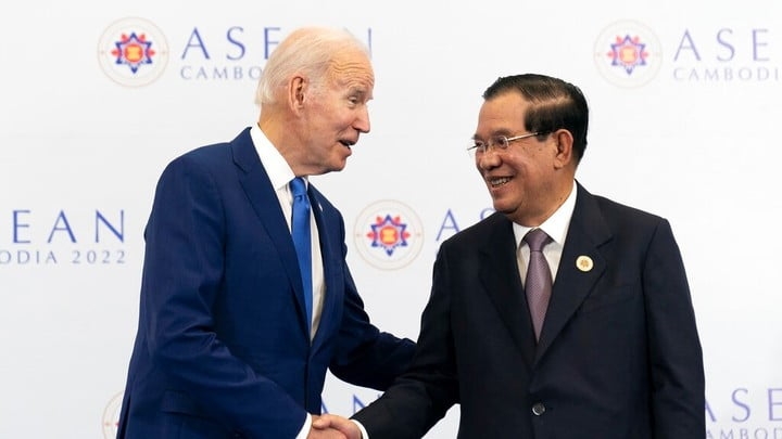 柬埔寨总理洪森出席东盟峰会期间曾与美国总统拜登握手。AP/路透