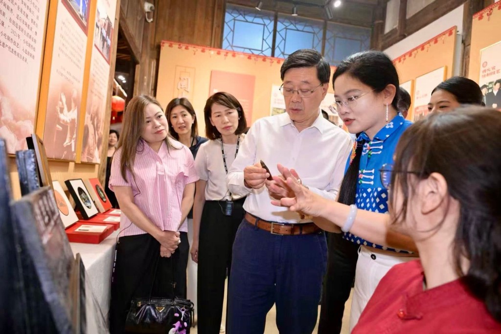 他們亦深入了解當地的古蹟保育現況。李家超FB圖片 他們亦深入了解當地的古蹟保育現況。李家超FB圖片