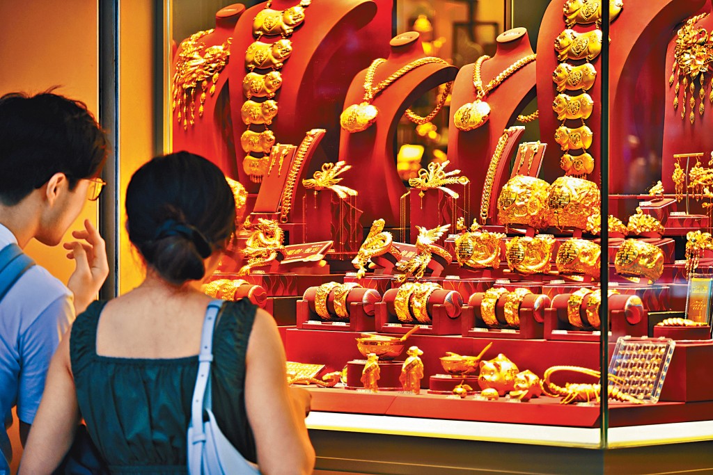 國際金價大上大落，一度跌破每盎司4100美元，其後回升。