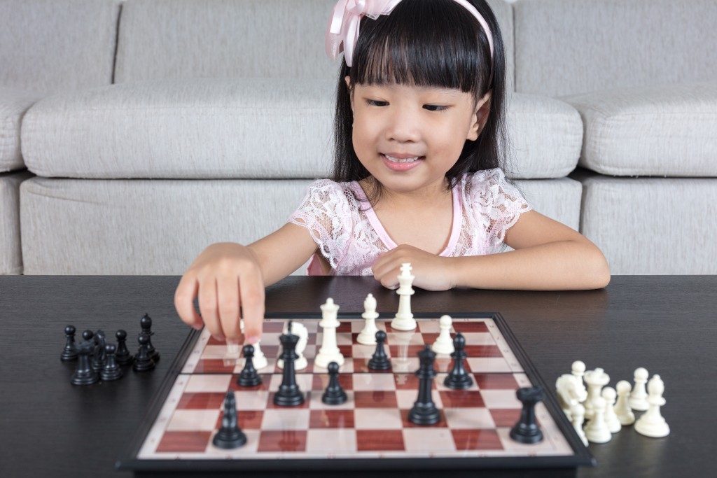 下棋有助提升孩子的「專」力及「注」力。（資料圖片）