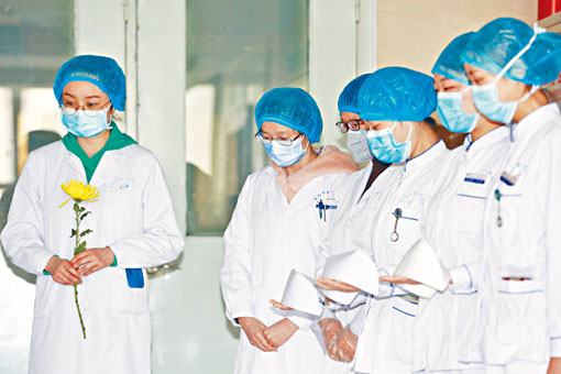 ■湖北襄陽第一人民醫院，醫護放下手頭工作默哀。