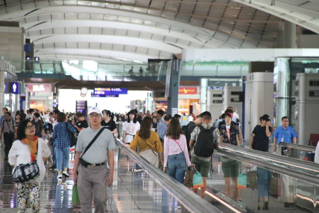 出入境人次約80%為旅客,約374萬人次。資料圖片