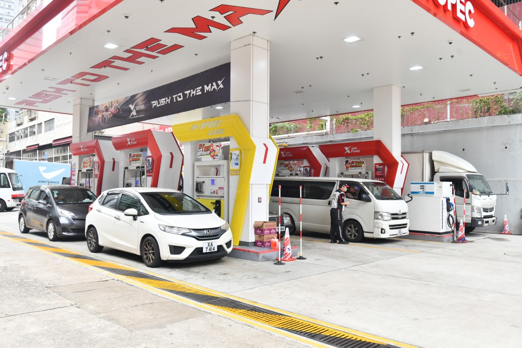 李家超指,若競委會發現任何合謀定價或違反公平競爭的行為,將依法行使權力調查。 李家超指,若競委會發現任何合謀定價或違反公平競爭的行為,將依法行使權力調查。