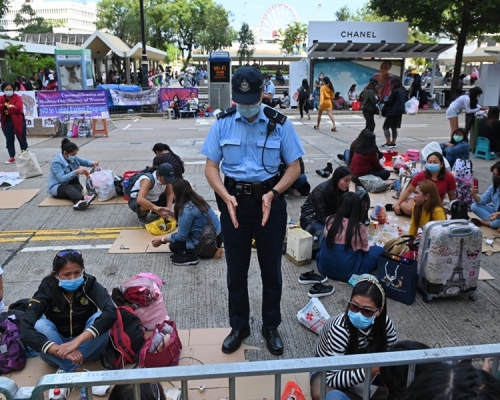 警員提醒聚集的外傭保持社交距離。