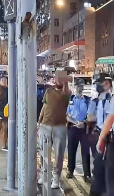 外籍男向拍片的途人舉起中指。 外籍男向拍片的途人舉起中指。